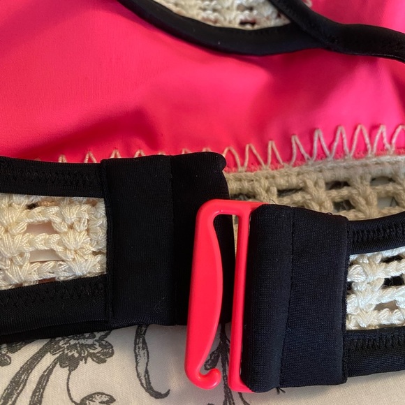 Victoria’s Secret Bikini with Crotchet Detailing Size M/L - Picture 9 of 10